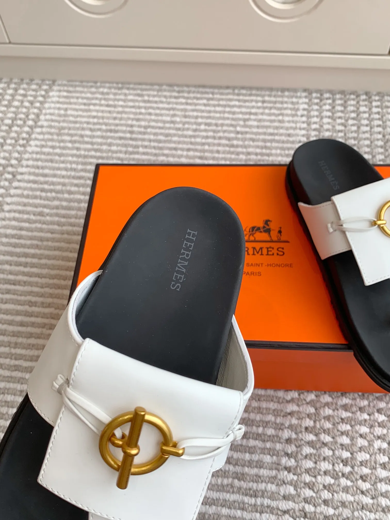 👟👟Ex-factory price 480👟👟 Hermes 〰️H chypre series Kelly buckle slippers Quality Upper: imported calfskin/palmprint cowhide/imported cowhide Foot pads imported silk cowhide, original molded outsole Female size: 35-42